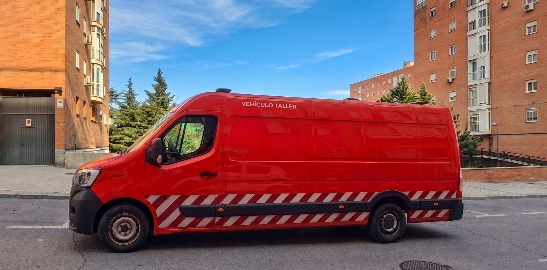 Furgoneta roja exterior